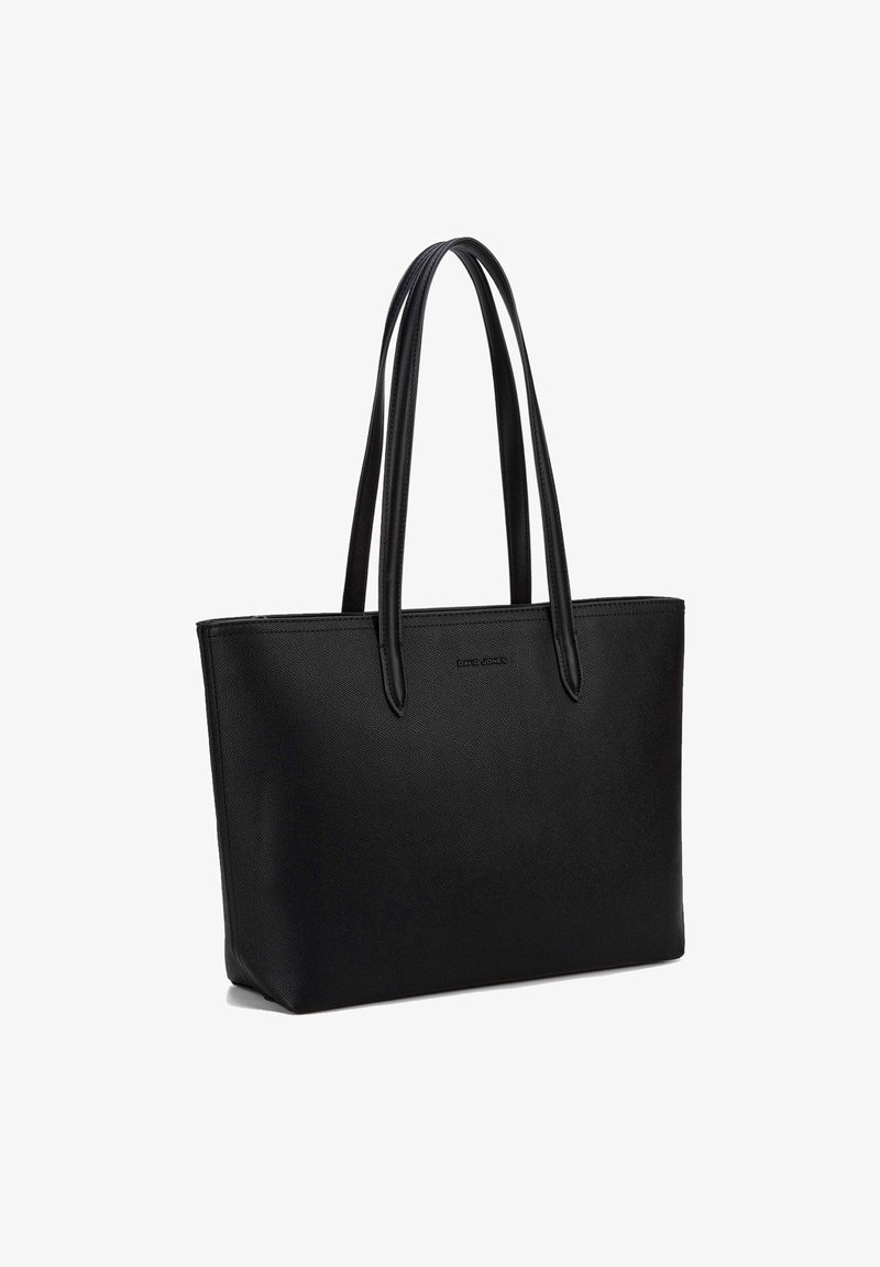 Zwarte tote bag gemaakt van gestructureerd synthetisch materiaal, met twee lange handvatten en een gestructureerde rechthoekige vorm met subtiele branding.