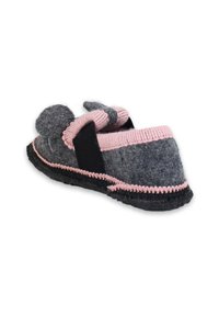 Grijze slipper met roze gebreide accenten, zwarte zool en ronde decoratieve details. Open achterkant ontwerp voor makkelijk aan en uit. 