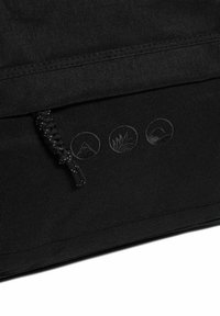 Schwarze Stofftasche mit strukturierter Oberfläche, ausgestattet mit einem Kordelzugverschluss und drei geprägten Symbolen, die einen Berg, ein Blatt und eine Welle repräsentieren.