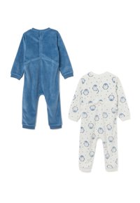 Dos peleles para bebés: uno en suave polar azul con una textura lisa; el otro en tela blanca con un patrón de pingüinos y acentos azules.