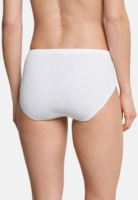 Culottes en coton blanc avec une texture lisse, arborant un design simple, une taille douce et une ouverture de jambe haute classique.