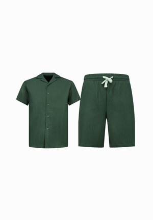Donkergroen kortärmelig overhemd met knopen en kraag, en bijpassende shorts met trekkoord, beide met subtiele verticale strepen.