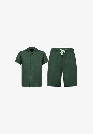 Donkergroen kortärmelig overhemd met knopen en kraag, en bijpassende shorts met trekkoord, beide met subtiele verticale strepen.