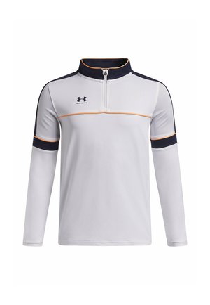 Biele atletické tričko s dlhým rukávom a zipsovým golierom. Obsahuje tmavomodré akcenty na ramenách a manžetách rukávov a oranžovú čiaru naprieč hrudníkom.