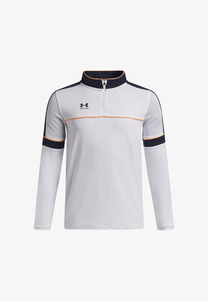 Chemise de sport blanche à manches longues avec col à zip. Présente des accents bleu marine sur les épaules et les poignets, ainsi qu'une ligne orange traversant la poitrine.