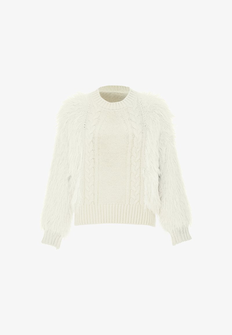 Witte gebreide trui met een gestructureerd kabelpatroon en fluffy, vachtachtige accenten op de mouwen. Een geribbelde onderkant en ronde halslijn maken het ontwerp compleet.