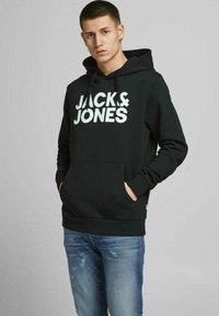 Sudadera negra con gran logo blanco "JACK & JONES" en el frente, capucha ajustable con cordón, bolsillo canguro, tejido suave, corte relajado.