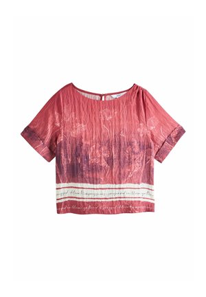 Bluza cu mânecă scurtă, roșie și violetă, cu model floral și dungă orizontală albă cu text scris de mână în partea de jos a tivului.