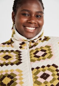 ONLY Carmakoma VIBBE  - Žieminė striukė - moonbeam/lizard/mustard gold/pinecone/misty