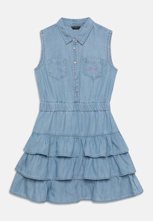 Vestito in denim azzurro chiaro con scollo a collo, design senza maniche, due tasche sul petto e gonna a balze a più strati con volant. Presenta una chiusura frontale con bottoni.