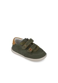 Zapatillas de tela verde con dos correas de Velcro, acento de ante marrón en el talón, puntera perforada y suela ligera con sutiles estampados de animales.