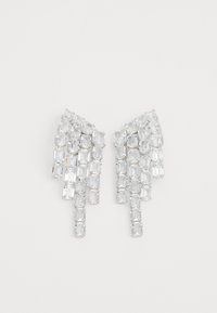 Brincos de cristal transparente com um design alongado, apresentando pedras cortadas em retângulo e quadrado a cascata em forma de leque. Textura da superfície cintilante.