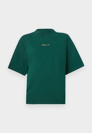 Grønn bomull T-skjorte med høy hals, korte ermer, og et brodert logo i gull på brystet. Enkel, boksformet design.