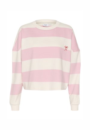 Roze en witte gestreepte sweatshirt met een ronde hals, lange mouwen en een geborduurd rood strikdetail op de linkerkant van de borst.