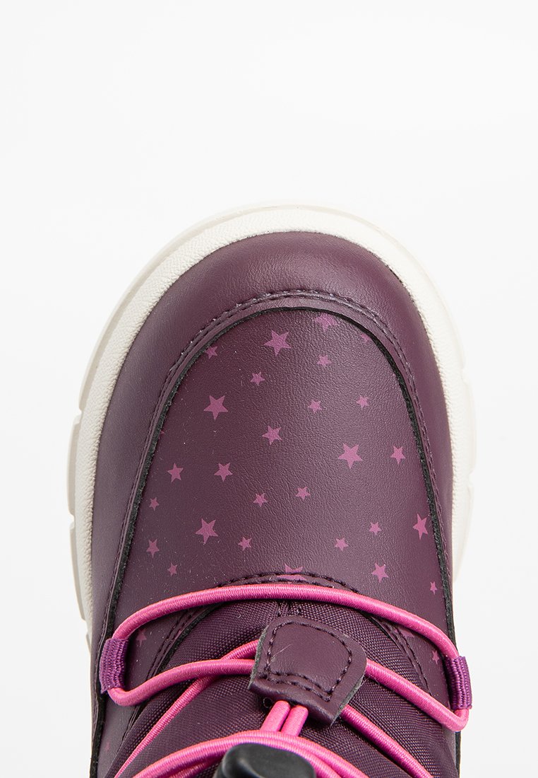 Fioletowy but z wzorem gwiazdek, różowe sznurowadła i biała gumowa podeszwa. Posiada teksturowaną skórzaną powierzchnię oraz wzmocniony obszar palców.