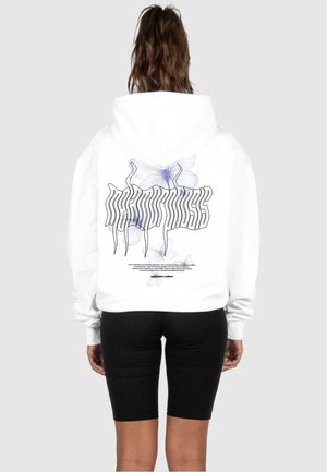 Weißer Hoodie mit grafischem Design und blauen Schmetterlingsillustrationen sowie fettgedrucktem Text auf dem Rücken. Glattes Material, entspannter Schnitt.