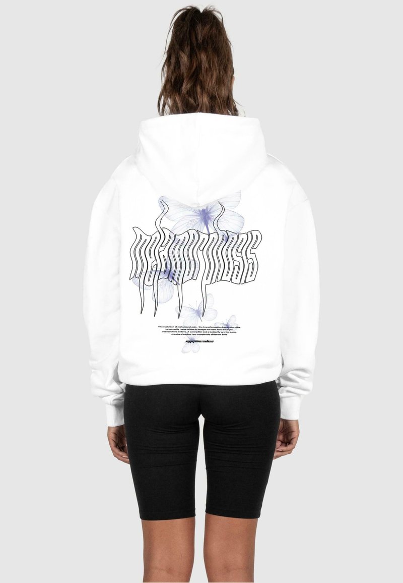 Weißer Hoodie mit grafischem Design und blauen Schmetterlingsillustrationen sowie fettgedrucktem Text auf dem Rücken. Glattes Material, entspannter Schnitt.