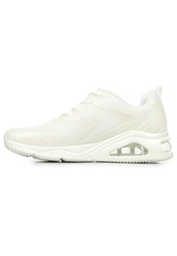 Weißer Sportschuh mit einem Oberteil aus Mesh, glänzender Textur, Wellenmuster und einer sichtbaren Luftpolsterungseinheit in der Sohle. Sportliche Schnürung.