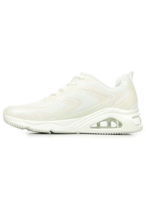 Weißer Sportschuh mit einem Oberteil aus Mesh, glänzender Textur, Wellenmuster und einer sichtbaren Luftpolsterungseinheit in der Sohle. Sportliche Schnürung.