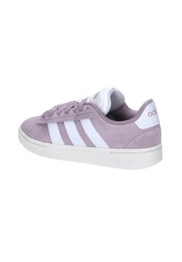 Sneaker in suede viola con strisce e logo bianchi. Presenta una suola in gomma e un colletto imbottito. Design con lacci per una vestibilità sicura.