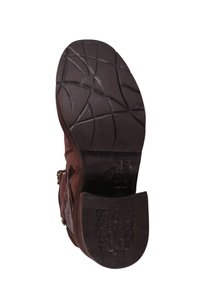 Brązowy skórzany but z teksturowaną gumową podeszwą. Bieżnik ma geometryczny wzór. Z boku znajduje się zamek błyskawiczny jako detal.
