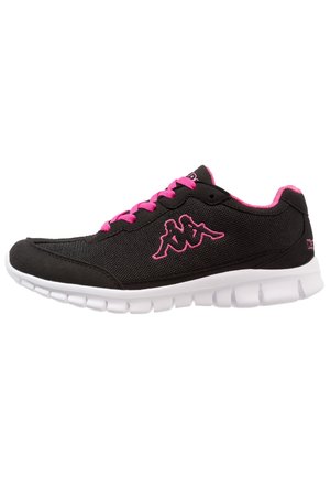 Zwarte sportschoen met roze veters, roze voering, roze logo aan de zijkant en een witte segmenten zool, gezien vanaf de buitenkant.
