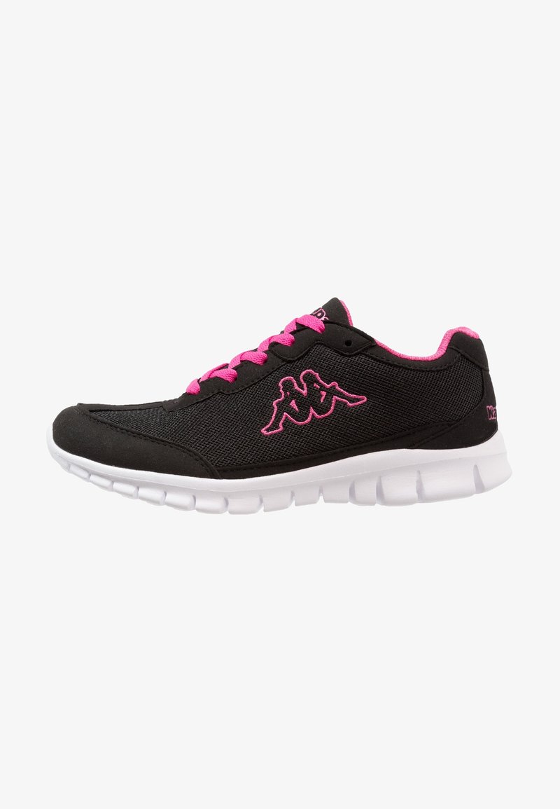 Chaussure de sport noire avec des lacets roses, une doublure intérieure rose, un logo rose sur le côté et une semelle blanche segmentée, vue de la face extérieure.