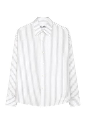 Biała koszula z długim rękawem na guziki, z cienkimi pionowymi czarnymi paskami i szpiczastym kołnierzykiem, rozłożona na płasko na białym tle.