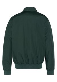 Ciemnozielona kurtka typu bomber z kołnierzykiem, elastycznymi mankietami i pasem. Gładki materiał, prosty design, brak widocznych wzorów lub elementów metalowych.