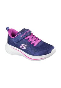 Skechers sneaker in marineblauw met roze accenten, voorzien van een bovenwerk van mesh, een verstelbare band en een gevoerde witte zool. Gelaagd oppervlak.