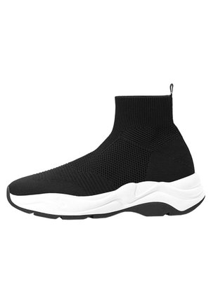 Basket chaussette montante noire avec dessus en maille, semelle blanche épaisse et languette au talon, vue du côté extérieur.