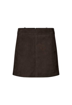Fustă din suede maro, cu o croială dreaptă, cusături contrastante și un fermoar ascuns la spate. Prezintă o textură netedă și un design simplu.