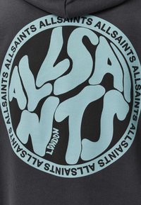 Felpa con cappuccio nera con grafica circolare in celeste chiaro con la scritta "ALLSAINTS" in forme stilizzate e organiche. Il testo è disposto su più livelli.