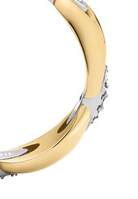 Guld- og sølvring med en glat kurve, mat finish og funklerende detaljer, der fremhæver intrikate teksturer langs kanten.