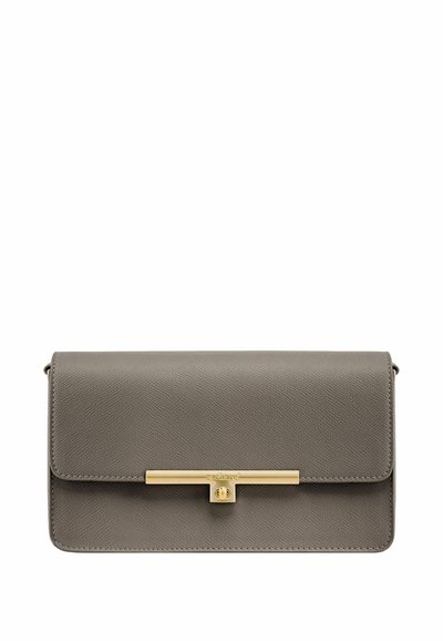 Rechthoekige grijze leren clutch met een gestructureerde afwerking en een horizontale sluiting van goudkleurig metaal op de voorflap.