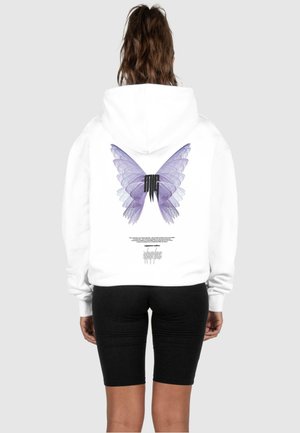Weißer Hoodie mit einem großen lila Schmetterlingsdesign auf dem Rücken und schwarzem Text darunter. Der Stoff wirkt weich und lässig.