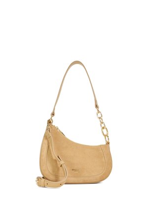Sac bandoulière en daim beige avec détail chaîne dorée et bandoulière en cuir ajustable, fermeture éclair et petit logo de la marque sur le devant.