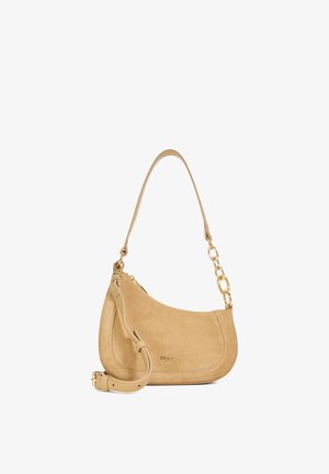 Sac bandoulière en daim beige avec détail chaîne dorée et bandoulière en cuir ajustable, fermeture éclair et petit logo de la marque sur le devant.