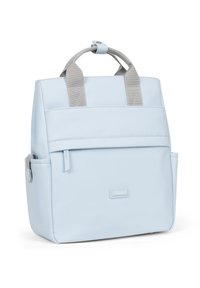 Sac à dos bleu clair en matériau synthétique lisse avec des sangles grises, une poche avant et un design carré. Dispose d'une poche latérale.