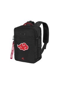 Mochila negra con un diseño de nube roja y logo. Presenta un bolsillo frontal, correas acolchadas y un tirador de cremallera rojo y etiquetado.