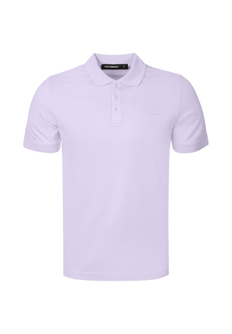 Polo à manches courtes violet clair avec trois boutons et un petit logo embossé sur la partie supérieure gauche de la poitrine.