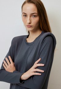 Grijze lange mouwen top met een ronde hals en verhoogd schouderdetail, met een soepele textuur en een relaxte pasvorm.
