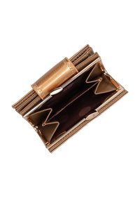 Kompakt gyldent pung med en tekstureret metalfinish, der har en brun polkaprikket inderside og flere kortlommer. Åbnes med en klapslås.