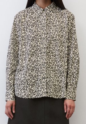 Lange mouwen overhemd in roomkleur met zwart bloemenpatroon, knoopsluiting aan de voorkant, kraaghalslijn en een relaxte pasvorm. Zachte stof met een gladde textuur.