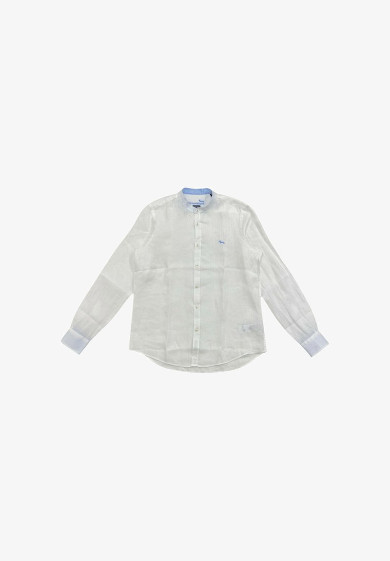 Weißes Leinenhemd mit langen Ärmeln, durchgehender Knopfleiste, blauen Kragen und kleinem blauen Logo. Glatte Textur mit einem leicht durchscheinenden Aussehen.