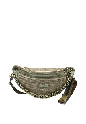 Sac bandoulière beige tissé avec deux poches zippées, détails en cuir doré métallisé, une chaîne épaisse en or et une sangle ajustable en tissu.