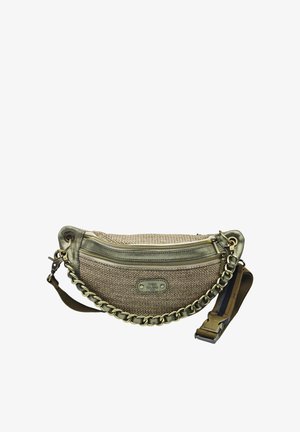Sac bandoulière beige tissé avec deux poches zippées, détails en cuir doré métallisé, une chaîne épaisse en or et une sangle ajustable en tissu.