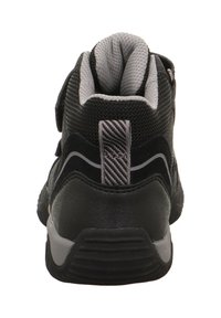 Schwarzer Sportschuh mit gepolstertem grauem Kragen, strukturiertem Rücken und grauen Akzenten. Verfügt über eine flexible Sohle und einen Klettverschluss.