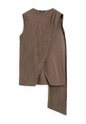 Top marrone senza maniche asimmetrico con tessuto strutturato, pannelli frontali sovrapposti e un lungo risvolto esteso su un lato.