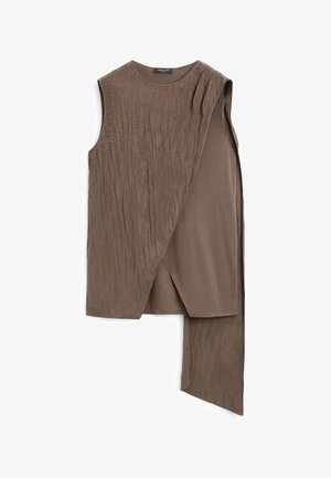 Haut asymétrique marron sans manches, en tissu texturé, avec des panneaux frontaux superposés et un long rabat prolongé sur un côté.